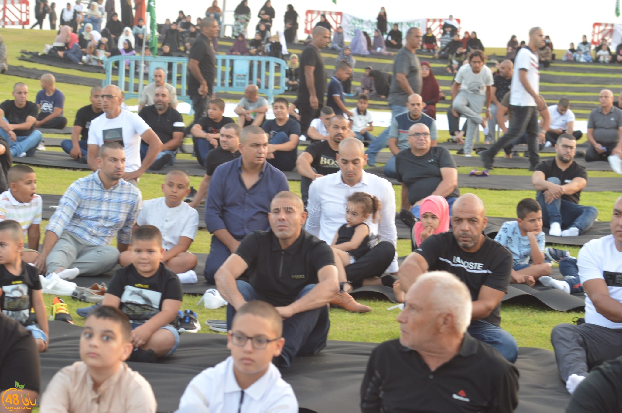 فيديو: أهالي يافا يؤدون صلاة عيد الأضحى المبارك في متنزه العجمي